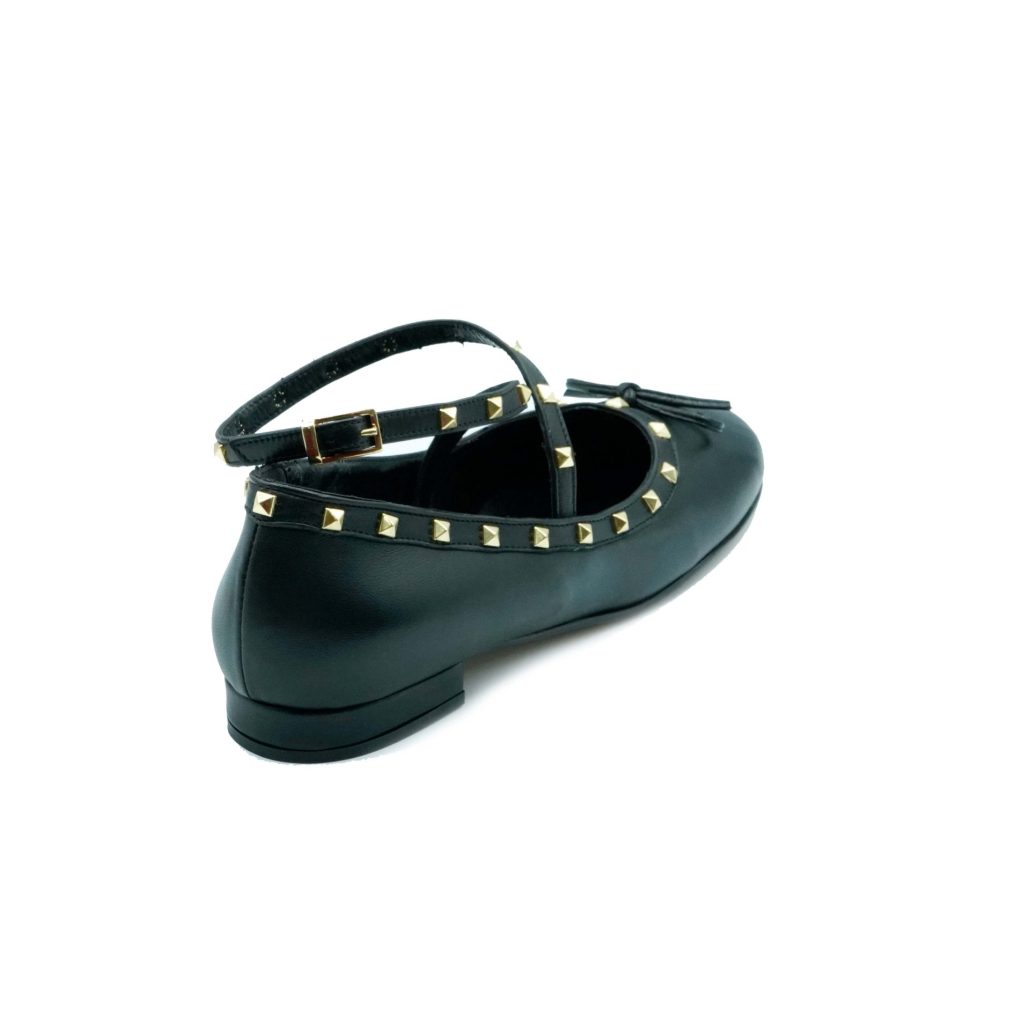 Lea Gu ballerina in nappa, allacciatura frontale alla caviglia con borchie, tacco 10 mm Acquista Ora