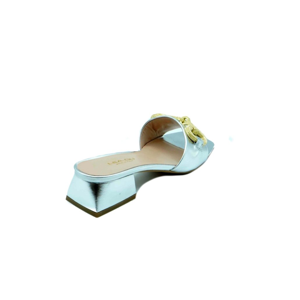 Lea Gu ciabattina in nappa laminata , fascia con accessorio frontale, tacco 45 mm Fino Al -60%