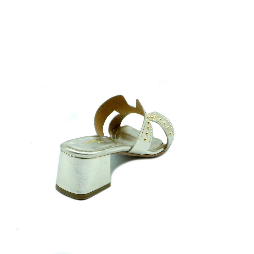 Lea Gu ciabattina in nappa laminata, fascia frontale con borchie oro, tacco ricoperto 50 mm Sottocosto