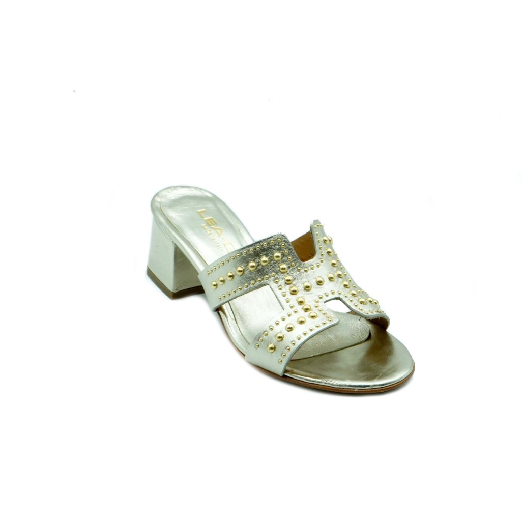 Lea Gu ciabattina in nappa laminata, fascia frontale con borchie oro, tacco ricoperto 50 mm Sottocosto