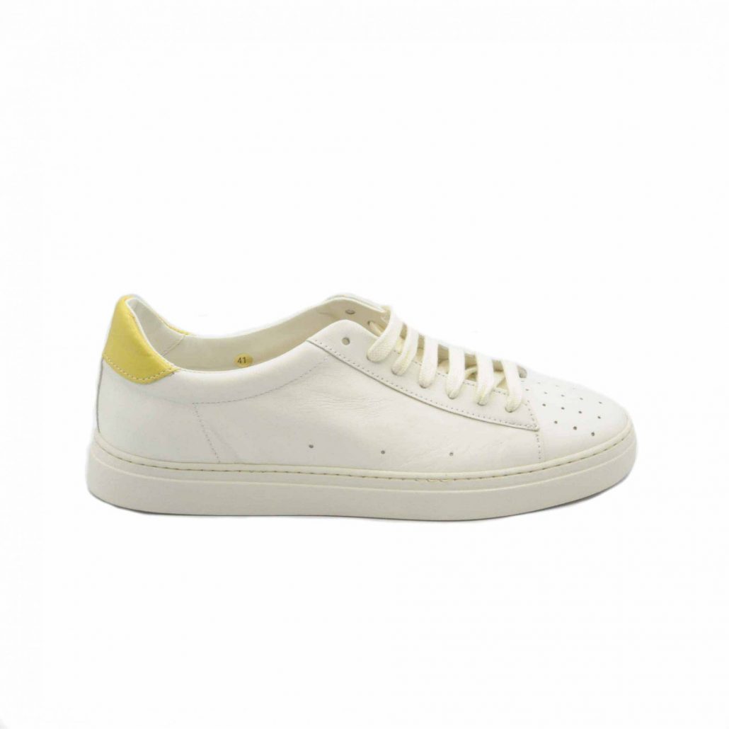 Lea Gu sneakers in nappa, punta traforata, tallone in contrasto verde, fondo gomma 25 mm Convenienza