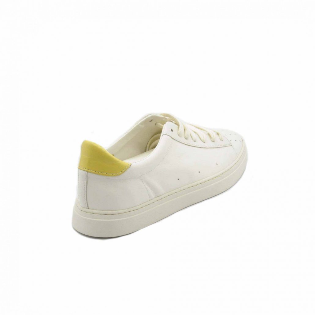 Lea Gu sneakers in nappa, punta traforata, tallone in contrasto verde, fondo gomma 25 mm Convenienza