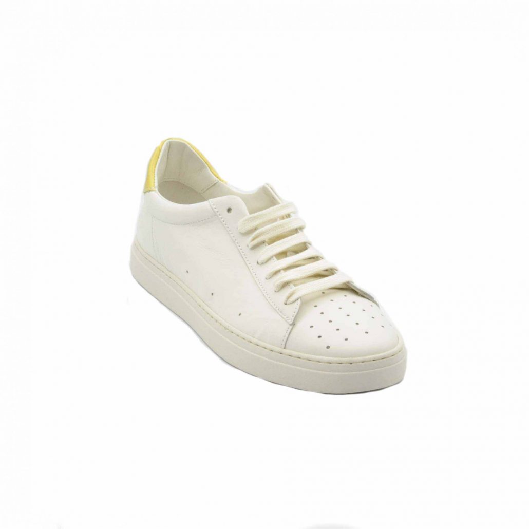 Lea Gu sneakers in nappa, punta traforata, tallone in contrasto verde, fondo gomma 25 mm Convenienza