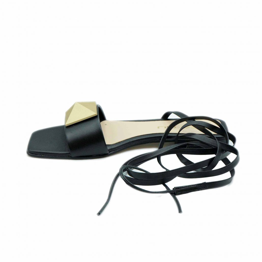 Lea Gu sandalo in nappa, fascia con piramide oro frontale, lacci in caviglia, tacco 20 mm Prezzo Ridotto