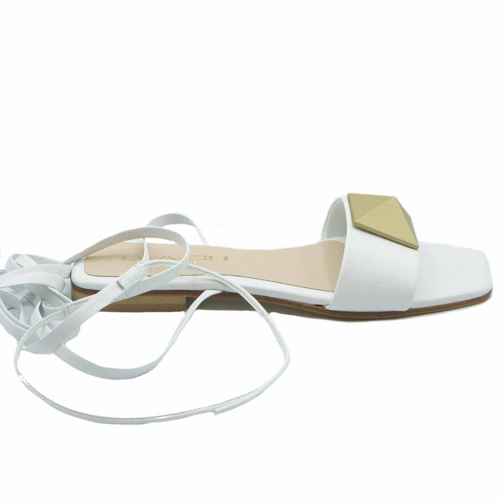 Lea Gu sandalo in nappa, fascia con piramide oro frontale, lacci in caviglia, tacco 20 mm Prezzo Ridotto