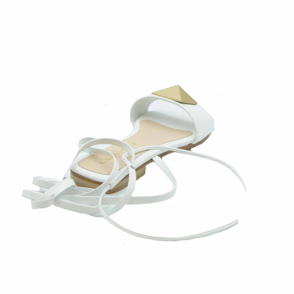 Lea Gu sandalo in nappa, fascia con piramide oro frontale, lacci in caviglia, tacco 20 mm Prezzo Ridotto