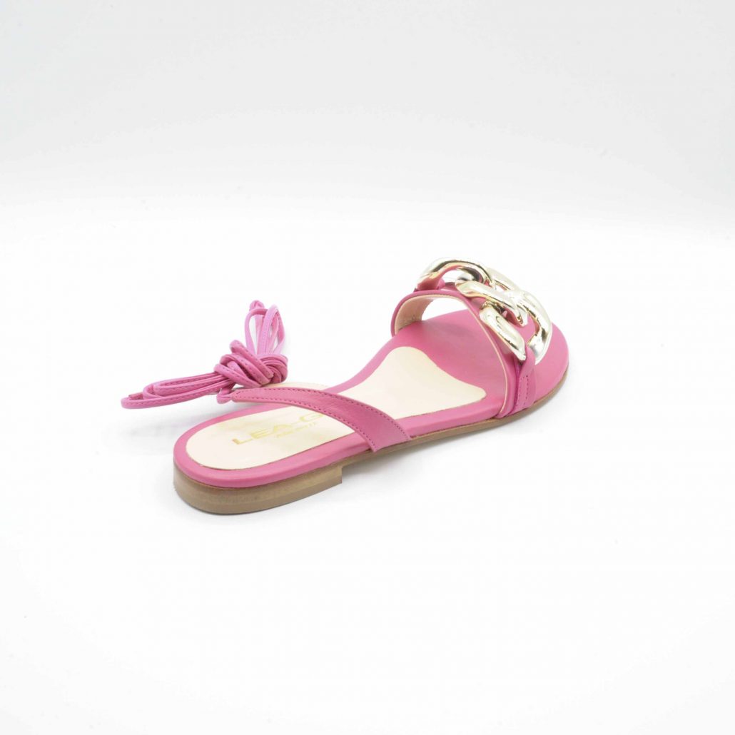 Lea Gu sandalo in nappa, allacciatura in caviglia e accessorio oro frontale, tacco 15 mm Acquista Ora