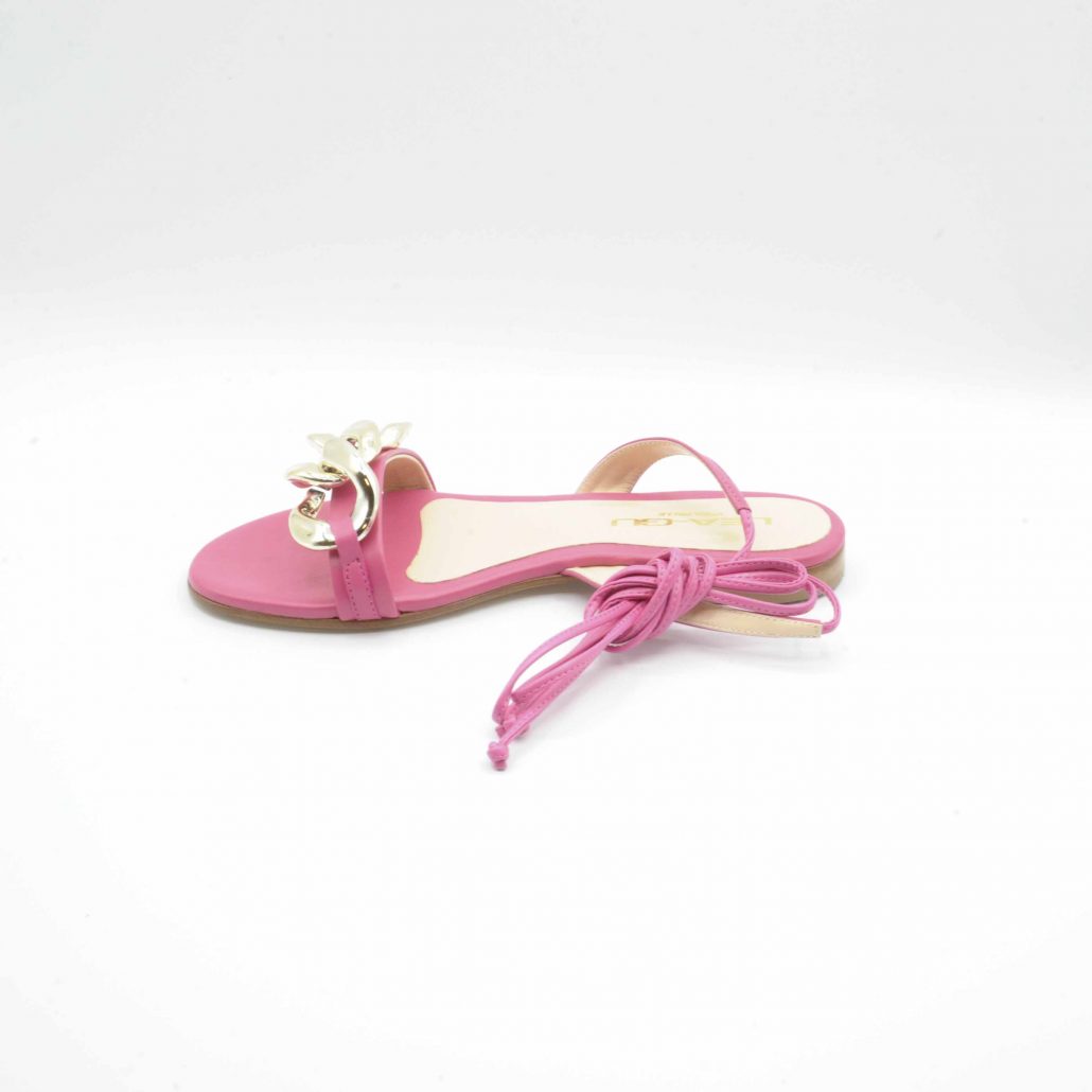 Lea Gu sandalo in nappa, allacciatura in caviglia e accessorio oro frontale, tacco 15 mm Acquista Ora