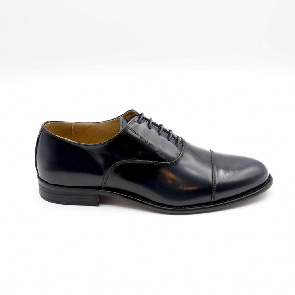 Lea Gu scarpa in vitello abrasivato con allacciatura frontale e taglio in punta, tacco 25 mm Moda
