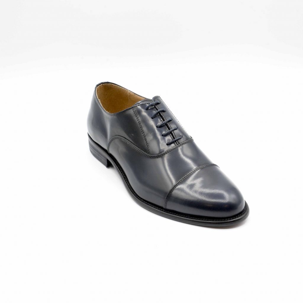 Lea Gu scarpa in vitello abrasivato con allacciatura frontale e taglio in punta, tacco 25 mm Moda