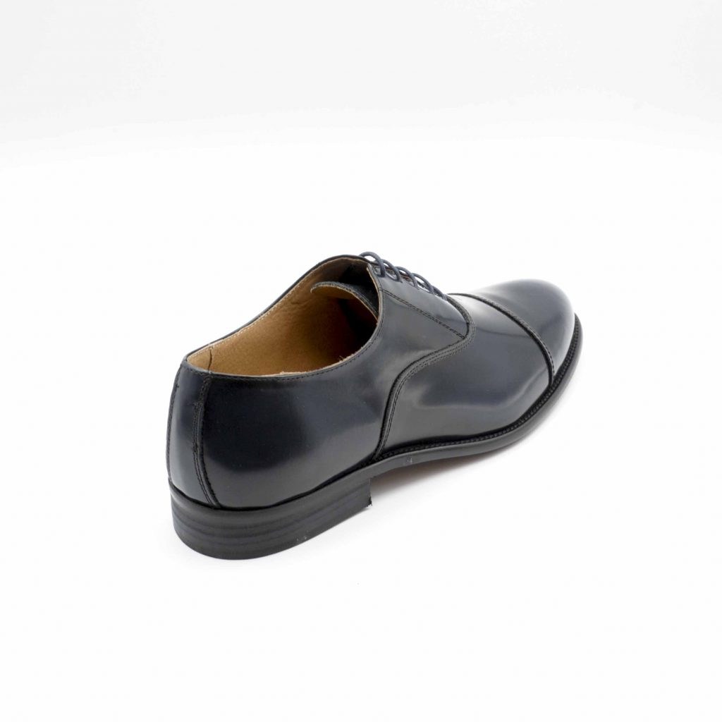 Lea Gu scarpa in vitello abrasivato con allacciatura frontale e taglio in punta, tacco 25 mm Moda