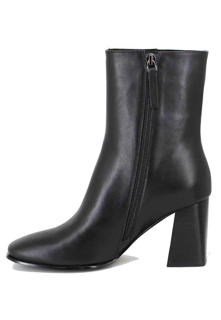 Spatarella Stivaletti donna in pelle nera con tacco alto e punta quadra Presa